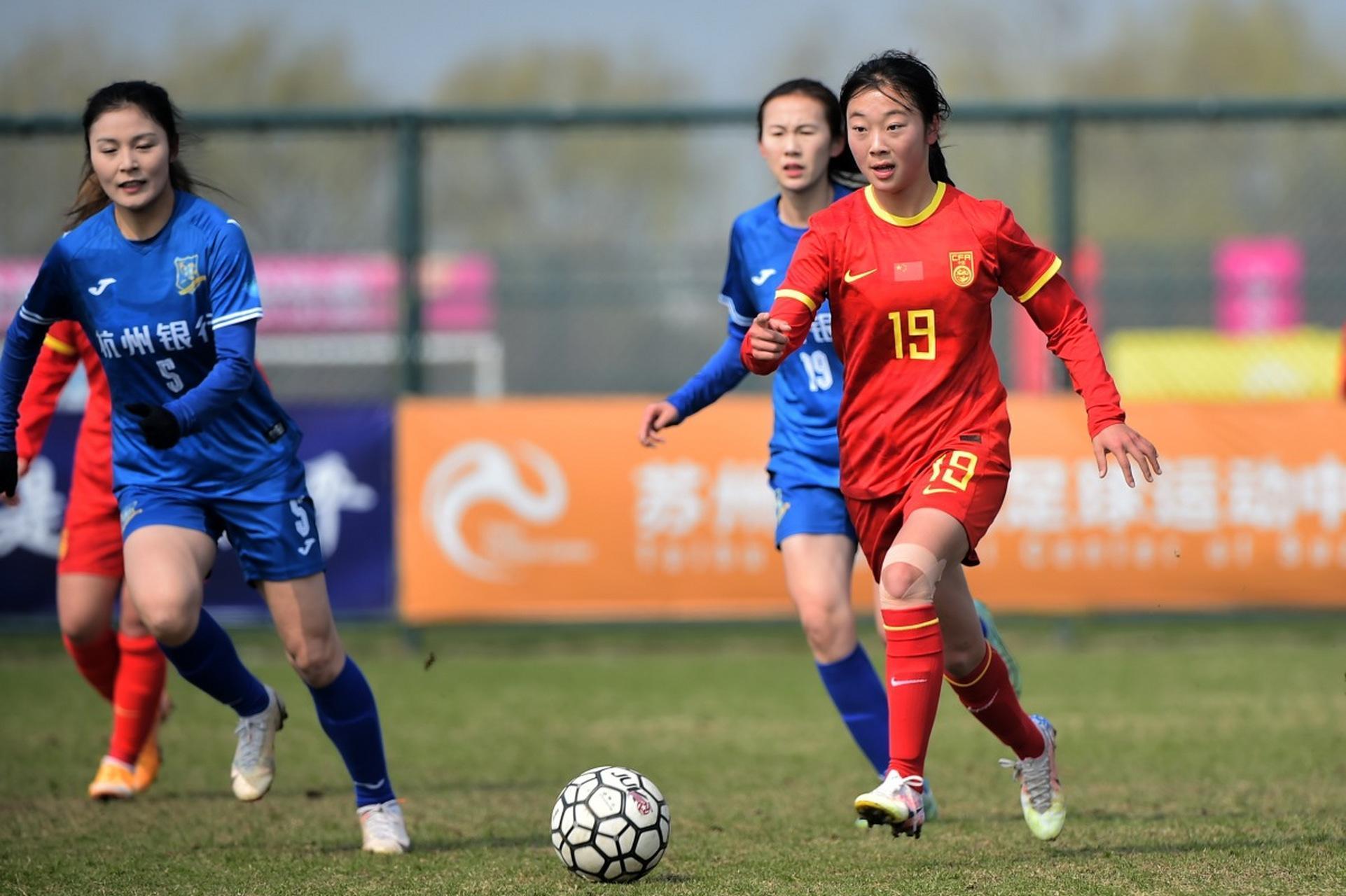 中国女足半场比分